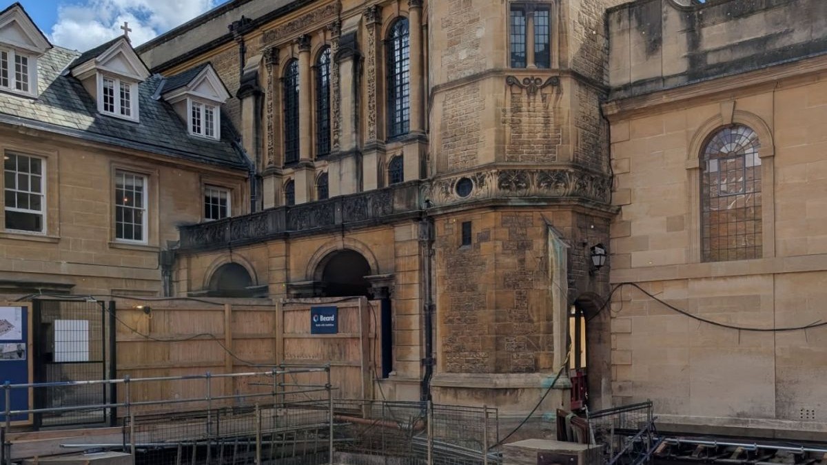Arheologii de la Universitatea Oxford au descoperit rămășițele a trei săli academice medievale sub Colegiul Hertford în timpul construcției bibliotecii, septembrie 2025