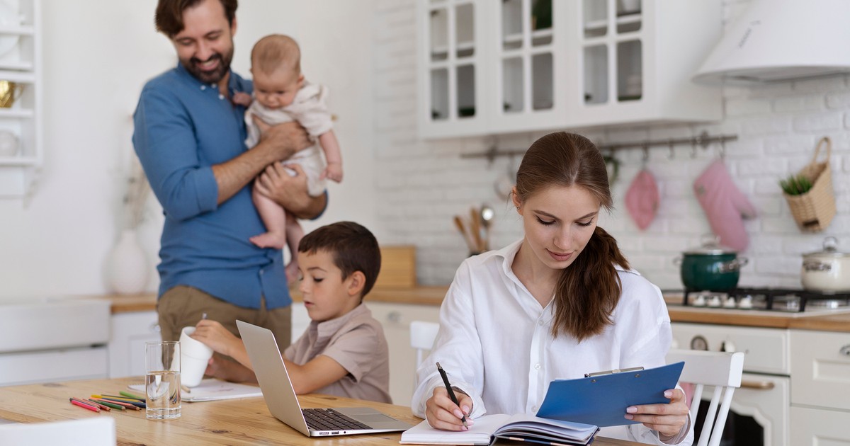 VIDEO O familie din România trebuie să cheltuiască lunar 2.070 de euro pentru un trai normal. Standardul de viață s-a dublat în ultimii 10 ani