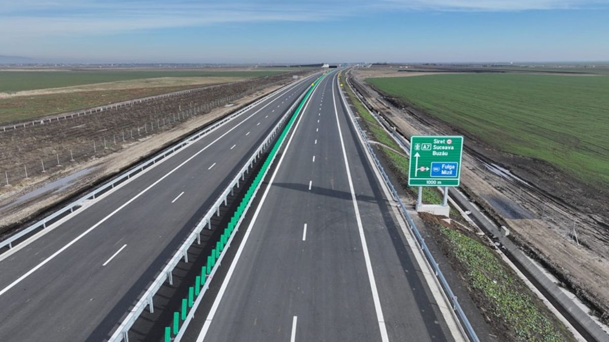 Imagine aeriană cu o bucată din autostrada A7 Ploiești - Buzău