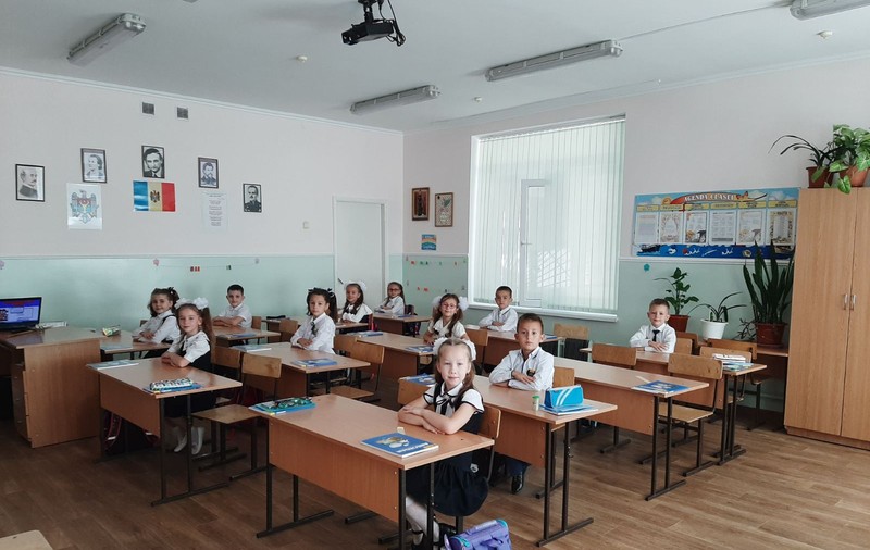 Profesori din școlile românești din Transnistria, provincie aflată în cod roșu de alertă teroristă: „Oamenii pleacă din regiune, noi rămânem alături de elevii noștri”