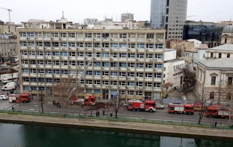 Incendiu la Policlinica Ministerului de Interne. Pompierii au adus autoscara de intervenție