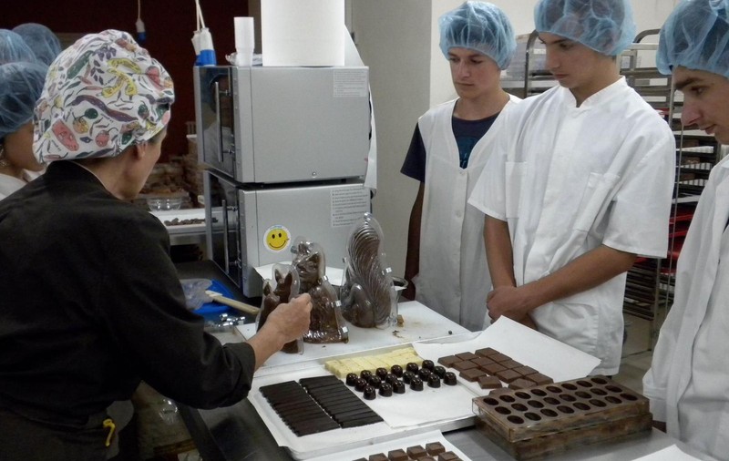 Ciocolata după rețetă belgiană se fabrică și într-o comună din Gorj. Pralinele cu pălincă, printre specialități