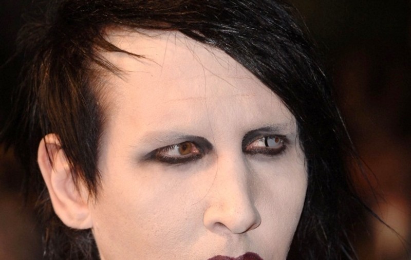 Marlyn Manson nu mai are bani? Scoate la licitaţie un tablou 