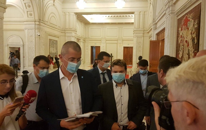 FOTO. Parlamentarii USR, cu măști pe față, în plen: ”Solidaritate cu zecile de mii de români gazaţi şi bătuţi în 10 august de către PSD, la ordinul lui Dragnea”