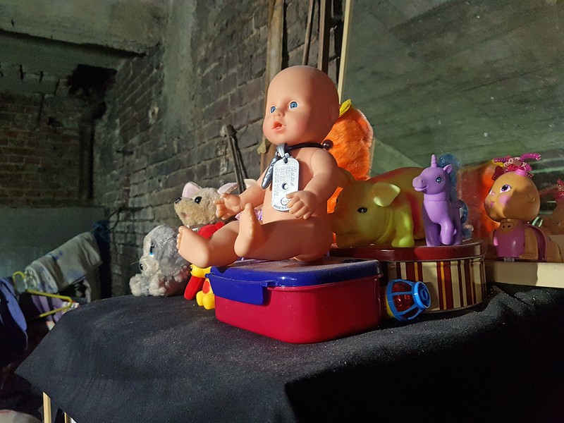 Păpușile Mariei și plușurile lui David înveselesc subsolul unde doarme bărbatul