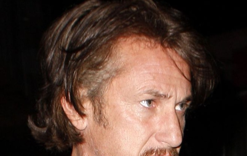 Sean Penn a lovit un fotograf