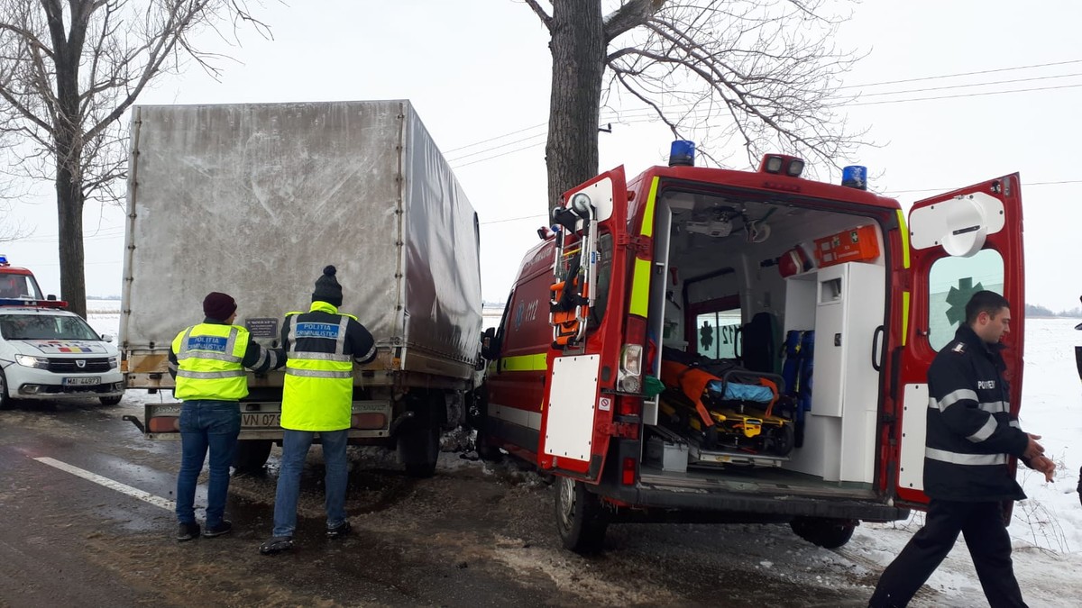 Cinci răniți, in urma unui accident în care a fost implicată o ambulanță SMURD. Printre răniți, doi paramedici