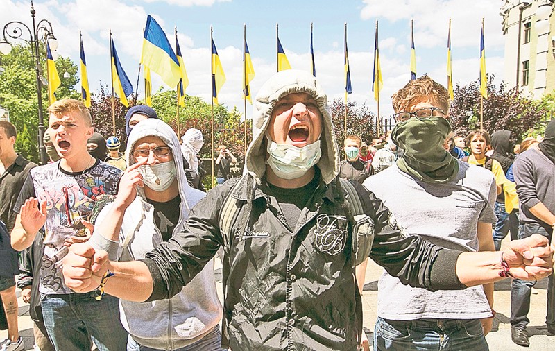Ucrainenii cer introducerea legii marţiale în estul ţării