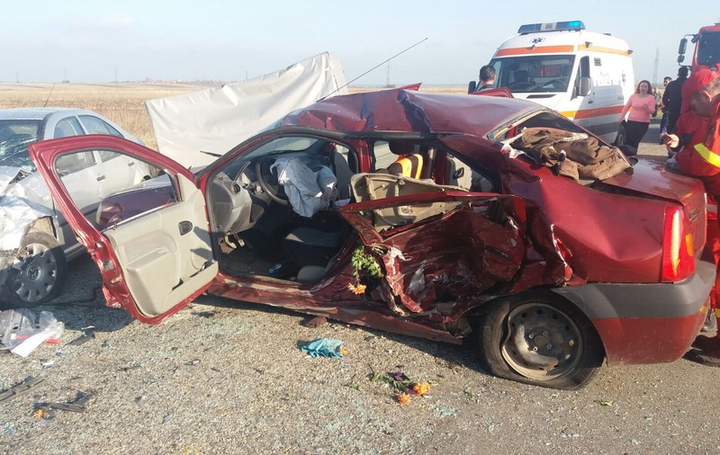 Accident grav în Dolj. O fetiță de 10 ani a murit şi părinții acesteia au fost răniți după ce maşina lor a intrat pe contrasens