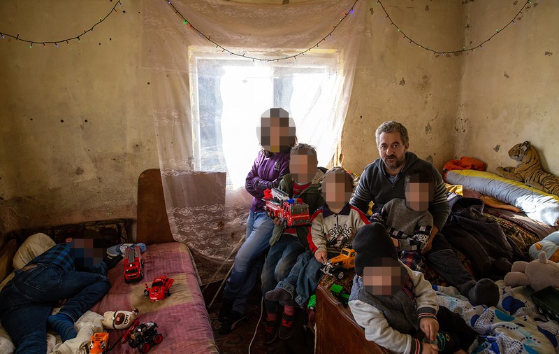 Ce ascundea cazul „emoționant” al unui tată fără un picior care „se chinuia să-și crească cei șase copii”. Își viola fata cea mare, iar casa donată de Gigi Becali a ajuns o ruină