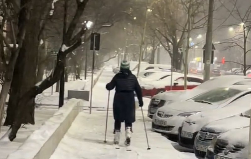 O femeie din București a transformat trotuarul în pârtie de schi. Imaginile au devenit virale pe TikTok | VIDEO