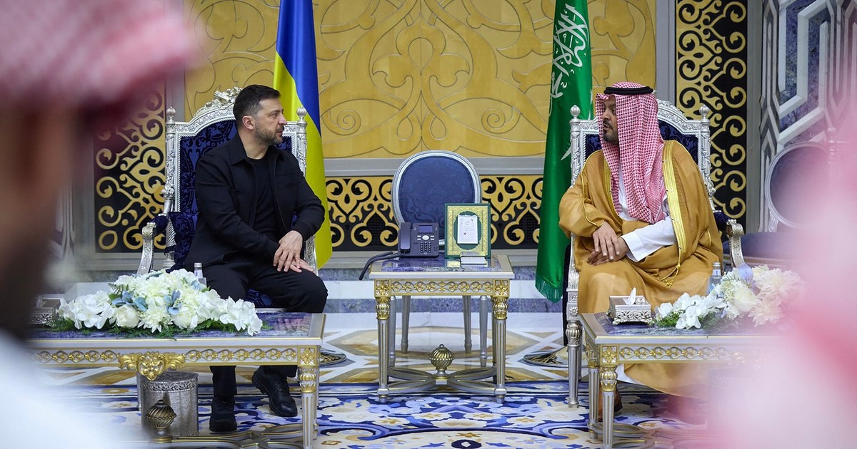 Volodimir Zelenski discută cu prințul Saud bin Mishaal bin Abdulaziz Al Saud Foto: Profimedia