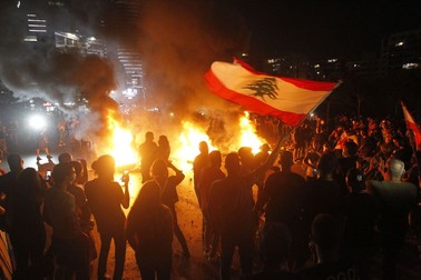 Proteste furioase ale libanezilor în Beirut, pe 1 iulie, după ce guvernul a majorat prețul subvenționat al pâinii FOTO: EPA