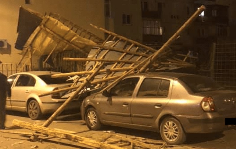 VIDEO | Acoperișuri smulse de vânt în Sibiu. Oamenii au aflat de pe Facebook că mașinile lor au fost avariate