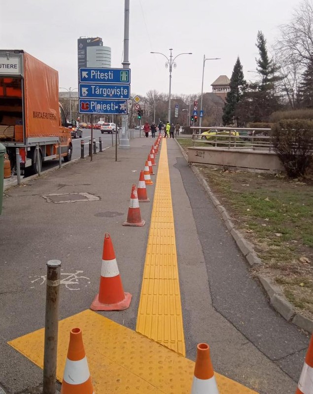 Ce sunt marcajele montate de Primăria București în zona Piața Victoriei și la intrările de la metrou