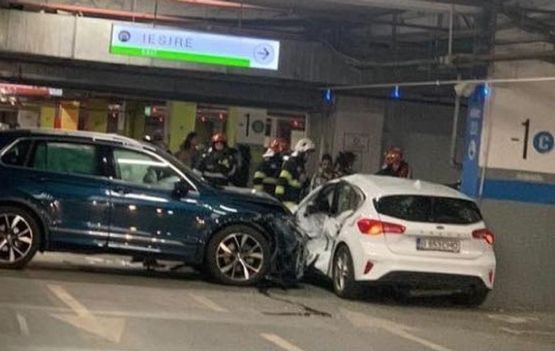 Accident cu cinci mașini, în parcarea subterană a unui mall din București. Două persoane, la spital