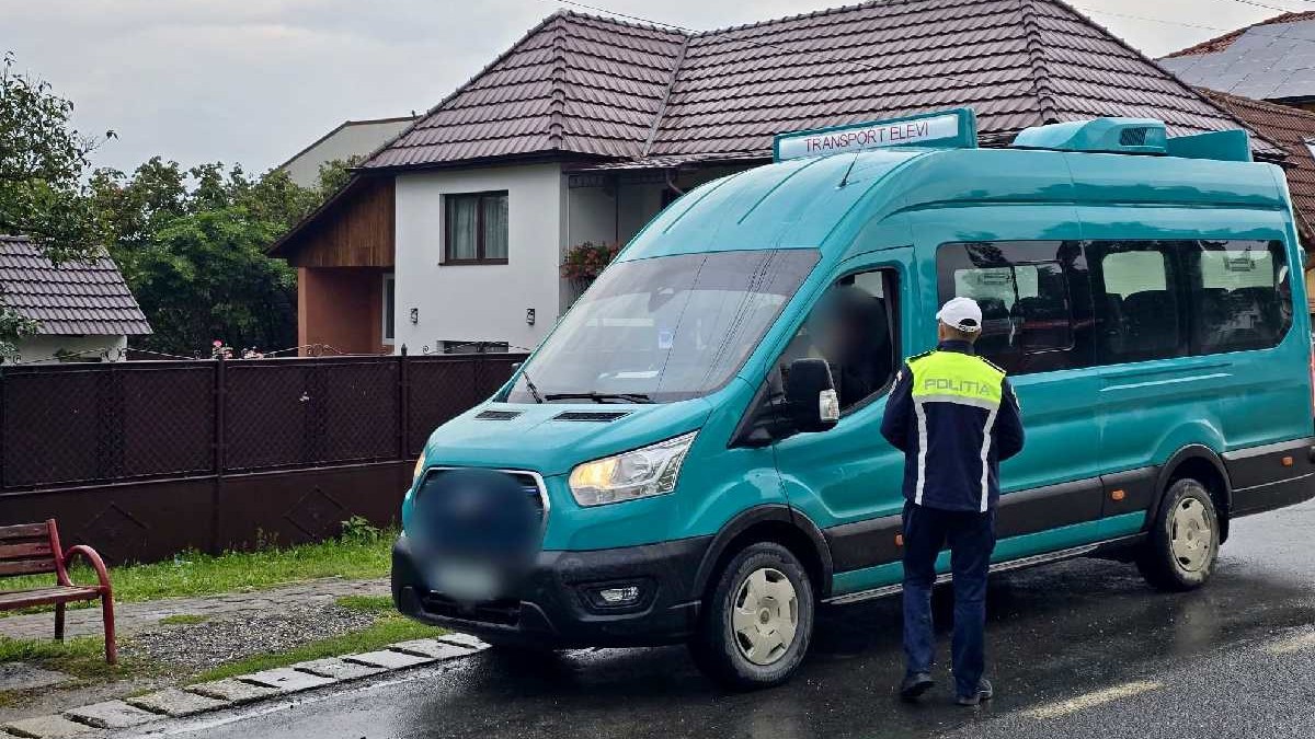 Un polițist a oprit un microbuz școlar pentru un control în trafic