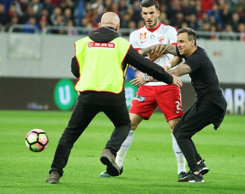 Pedeapsa primită de șeful galeriei dinamoviste după ce a intrat pe gazon la Derby de România | FOTO