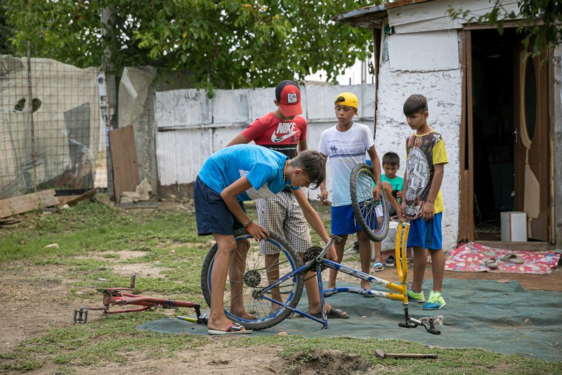 Alex (în tricou albastru) crede că orice bicicletă poate și trebuie să fie salvată