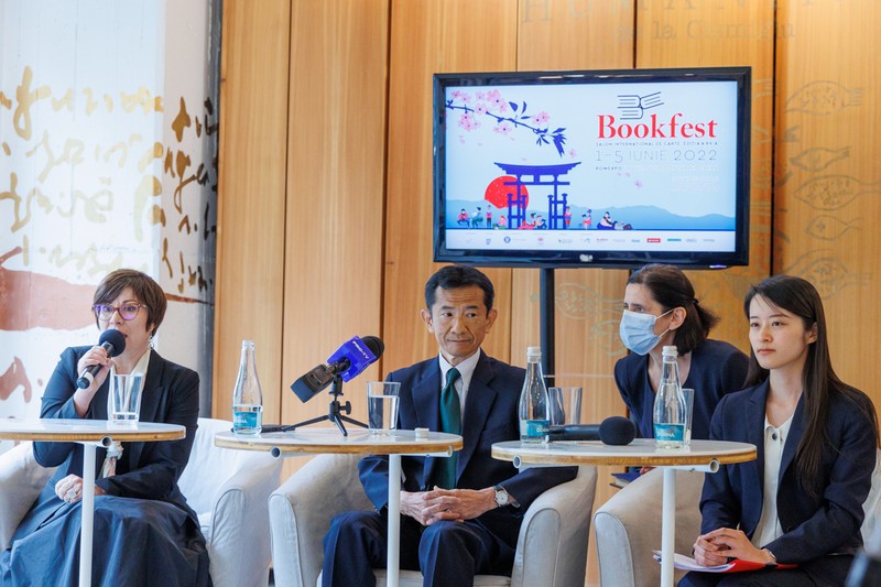E.S. domnul Hiroshi UEDA, ambasadorul Japoniei în România (centru), la conferința de presă înainte de deschiderea Salonului Internațional de Carte Bookfest 2022, la Librăria Humanitas Cişmigiu, Bucuresti, 18 mai 2022 | Inquam Photos / Bogdan Buda