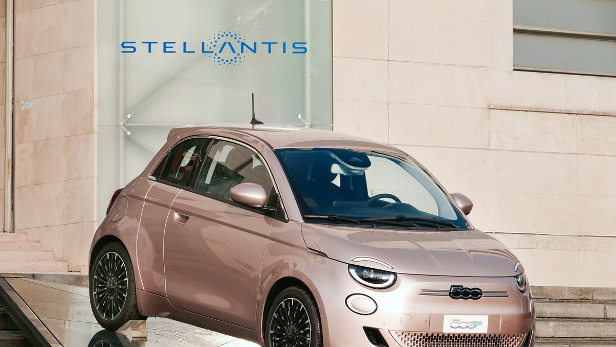 Fiat 500 cu logo-ul Stellantis în spate