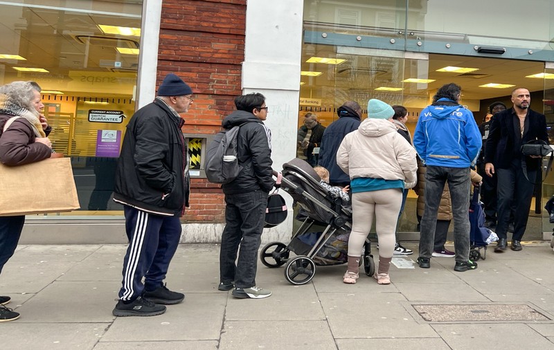 Bani gratis la bancomatele unei bănci din Marea Britanie. Oamenii au stat la cozi ca să scoată bani, dar au aflat că trebuie să îi dea înapoi