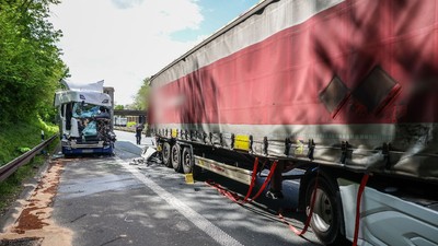 Șofer român de TIR îngrozit când s-a dat jos de la volan și a văzut cum arată camionul din spatele lui, pe o autostradă din Germania