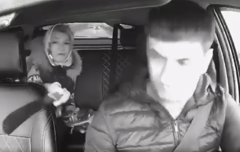 Pasagera nemulțumită de muzica din taxi l-a amenințat pe șofer cu o macetă și i-a cerut să schimbe melodia: „Vreau șansonete” | VIDEO
