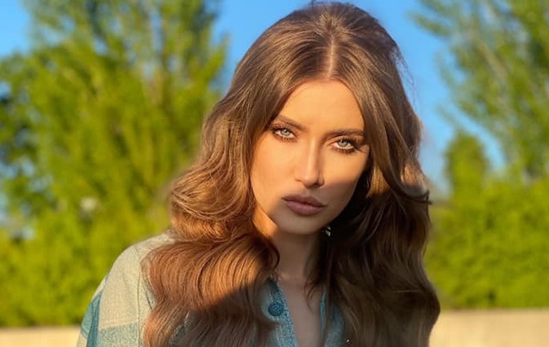 Cine este și cu ce se ocupă sora Iuliei Albu. Criticul de modă a publicat prima imagine cu Karin