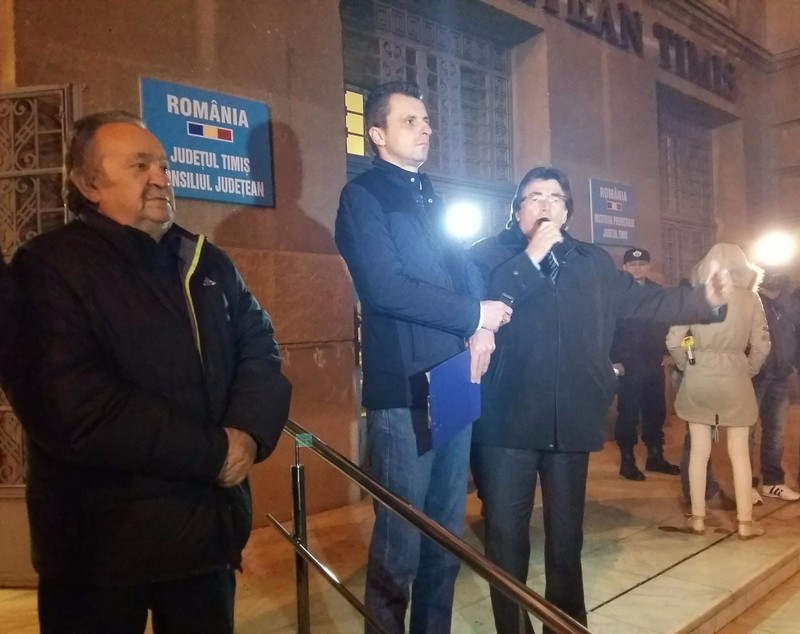 UPDATE/ Proteste în fața prefecturilor din țară, pentru susținerea moțiunii PNL
