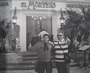 Filip Sărdaru (dreapta), într-o poză în Mexic, alături de un cetățean mexican