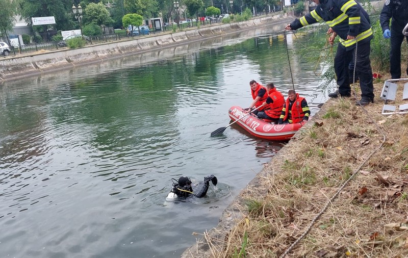 Bărbatul scos din Dâmboviţa, în zona Spitalului Universitar, a murit