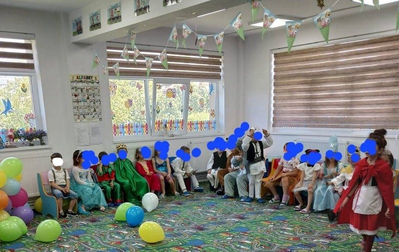 Anchetă în Gorj după ce mama unui preşcolar susţine că fiul ei a fost discriminat la serbarea de la grădiniță: „Asta nu rămâne așa, că nu e OK”
