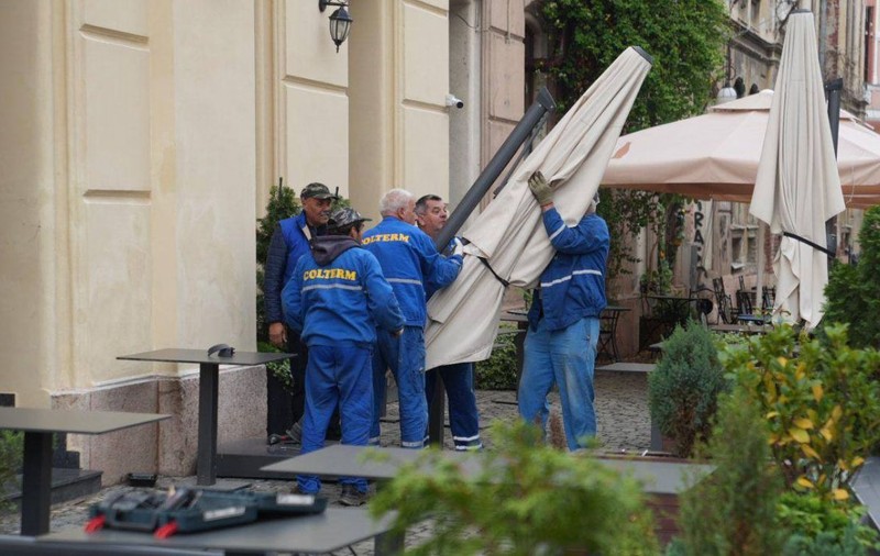 Primăria Timișoara a început să ridice terasele neautorizate amplasate în centrul orașului