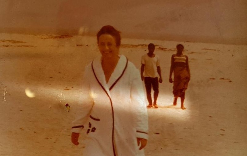 Fotografii cu Elena Ceauşescu aproape goală, surprinsă pe plaja privată de la Neptun. Câţi bani vrea proprietarul pentru două poze?