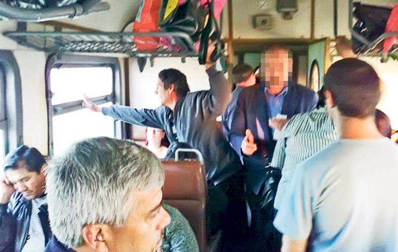 Olteniţa - Bucureşti, trenul unde nici un călător nu circulă legal: «Ce-i ăla bilet, tată? Noi dăm un leu şi mergem cu Naşu’»