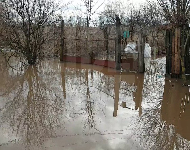VIDEO/Inundații în Teleorman. Localitatea Drăgăneşti-Vlaşca, lovită a doua oară în câteva zile de o viitură. ”Suntem blestemaţi să trăim aşa!”