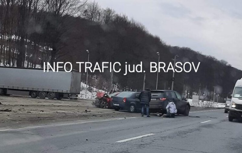 Trafic blocat pe DN1, în județul Brașov, după ce o mașină a intrat în două autoturisme parcate. 4 persoane au fost rănite, a fost solicitat elicopterul SMURD