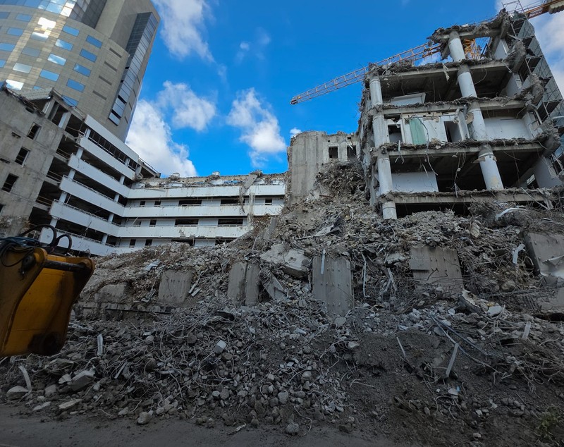 Sediul BCR din Calea Victoriei, fost Bancorex, nu a putut fi demolat nici după o lună. Clădirea a fost construită în anii ’90