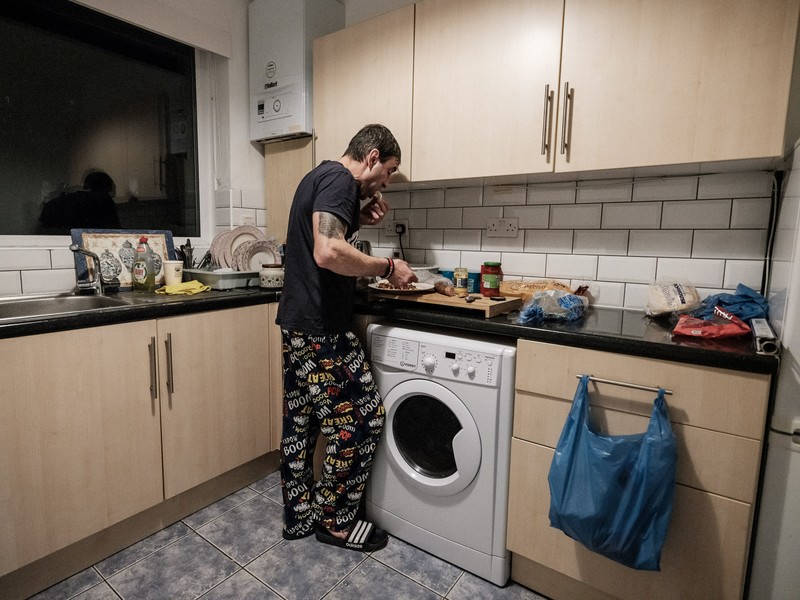 Vasile Bolohan ia cina în bucătăria apartamentului său din Leeds, UK