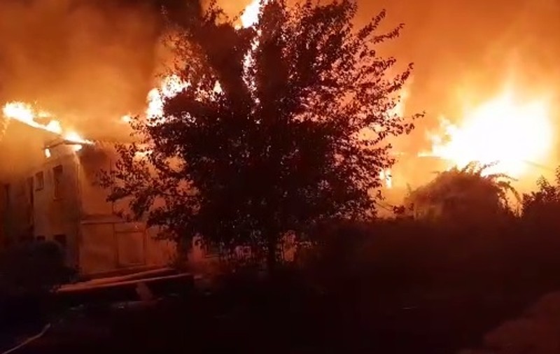VIDEO / Incendiu violent la un ansamblu de locuințe sociale din Cernavodă. Focul a fost stins după 6 ore