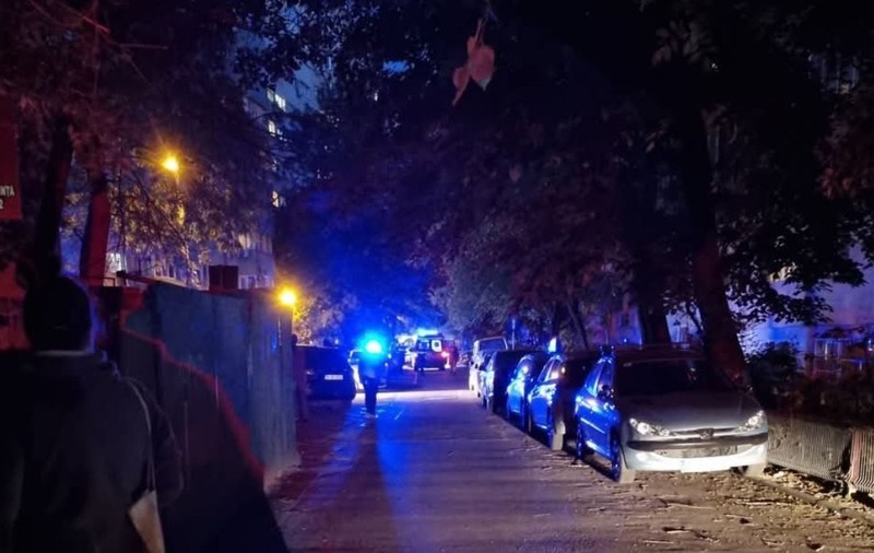 O fetiță de 7 ani și mama ei au căzut de la etajul 5 al unui bloc din București