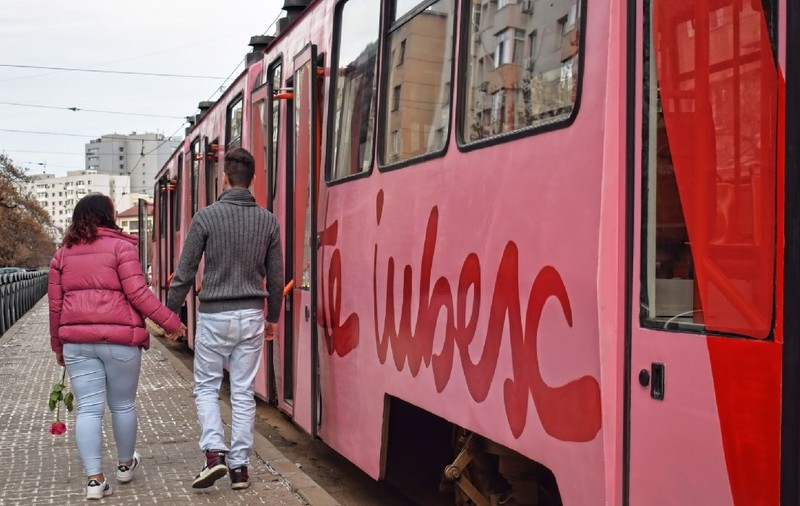 Tramvaiul iubirii circulă în București de Ziua Îndrăgostiților: „Călătorește spre cei care îți fac inima să bată mai tare”