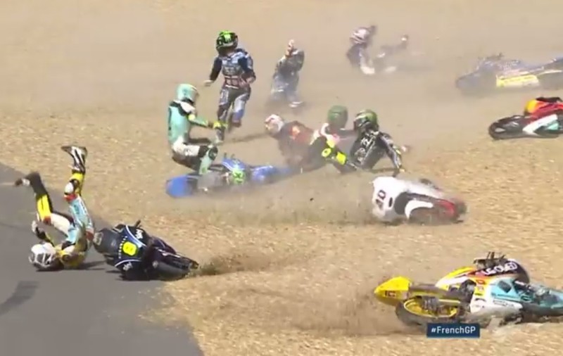 Haos în Moto3! 12 motocicliști au căzut în același timp în cursa de la Le Mans / VIDEO