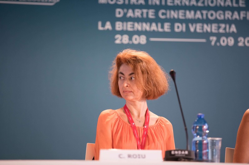 Medicul Camelia Roiu, care a jucat un rol esențial în realizarea investigației jurnalistice în cazul victimelor cu arsuri de la Colectiv, la conferința de presă din Veneția