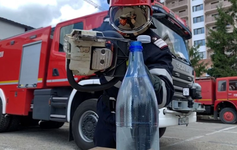 Pompierii din Bistrița desfac o sticlă de apă cu drujba. Au dat curs unei provocări care face furori pe rețelele de socializare / VIDEO