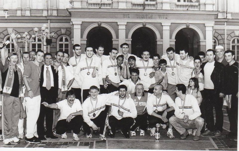 11 fără 9!  ”Nu trece o zi fără să mă gândesc la tati!”, spune Paula, fiica fostului mare baschetbalist Toni Alexe, omul care a făcut celebru tricoul cu numărul 9 și de la moartea căruia au trecut 11 ani. Amintiri și dezvăluiri inedite/ FOTO&VIDEO