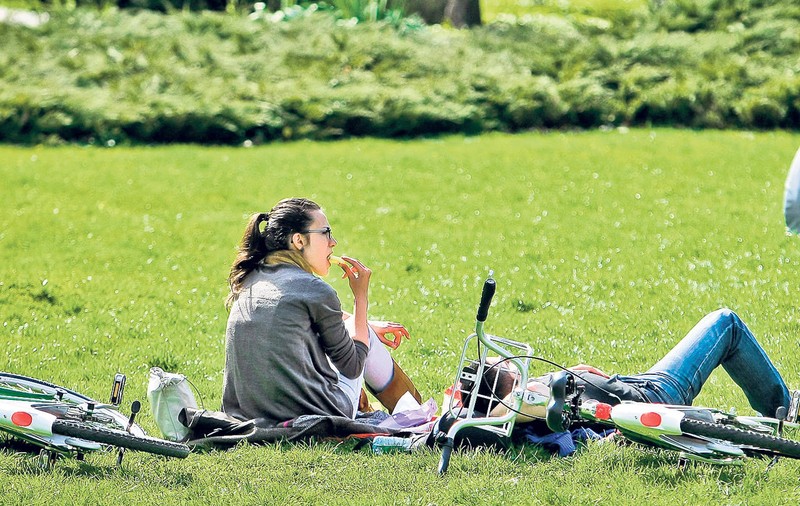 VREME CAPRICIOASĂ, scad temperaturile și plouă