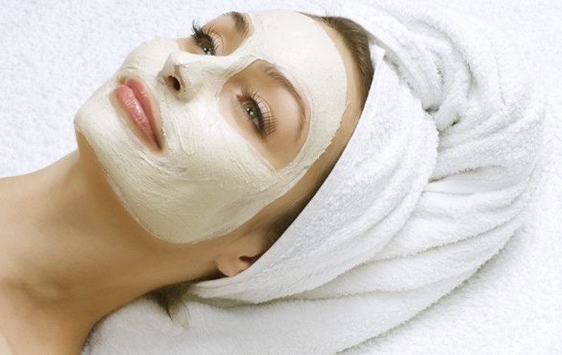 Îngrijeşte-ţi faţa cu uleiuri esenţiale: măşti faciale naturale făcute în casă!
