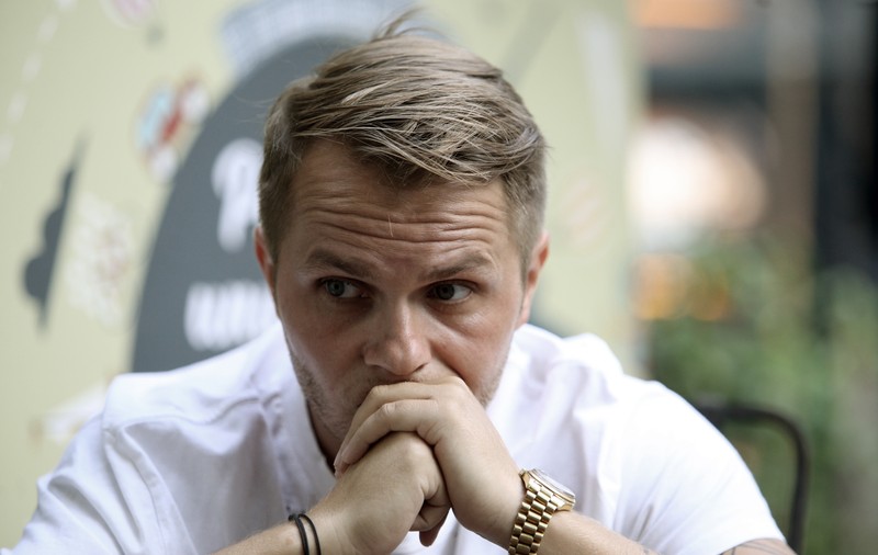 Chipul unei fetițe l-a marcat atât de tare pe Codin Maticiuc încât acum renovează etajul 7 al Spitalului Fundeni. “Am fost foarte afectat, am și plâns mult”